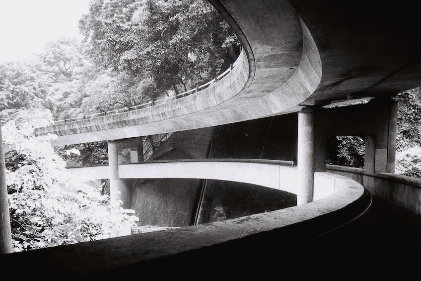 Pedestrian bridge going around the corner